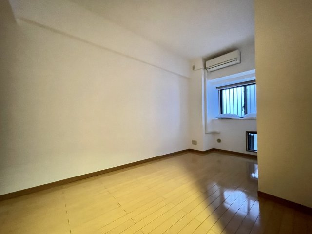 【洋室約6.6帖写真】主寝室にも子供部屋にも利用可能な広さです。棚付きのウォークインクローゼットもあり、収納豊富で使い勝手の良いお部屋です。
