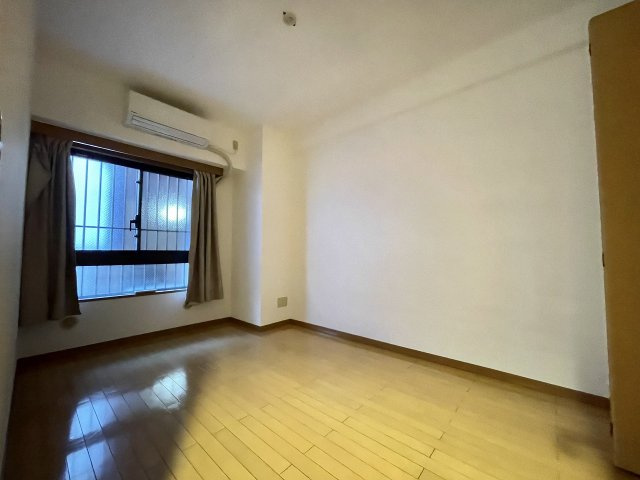 【洋室約6.2帖写真】子供部屋に最適な洋室6.2帖。各居室にウォークインクローゼットがある収納豊富な間取りです。