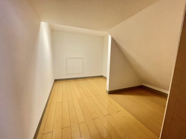 マルチルームにある階段下を利用した収納。奥に広く、季節物等を収納するのに大変便利です。