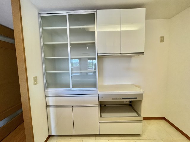 キッチン背面には便利な備え付け「カップボード」を配置。収納豊富で使い勝手の良いキッチン周りです。