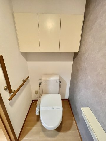各階にトイレがあり大変便利です。下階のトイレには洗面台（鏡付き）もあります。