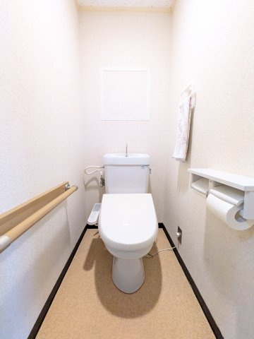 扉とトイレまで少しスペースがございますのでゆとりのある空間となっております。