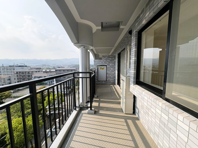 5階部分ならではの眺望。空の広がりを感じる開放感があります。