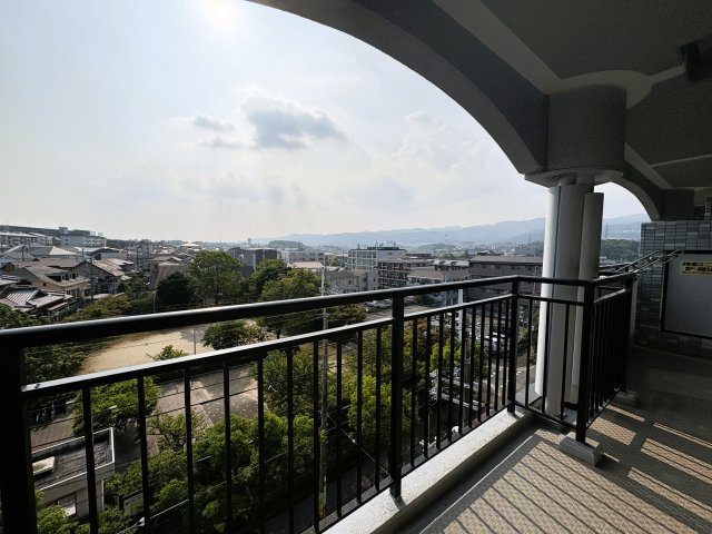 5階部分ならではの眺望。空の広がりを感じる開放感があります。