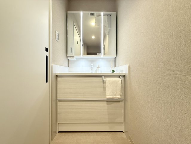 3面鏡付きの独立洗面台を採用。収納力と使い勝手を兼ね備えた、快適な身支度スペースです。