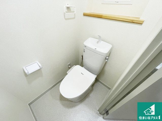 シンプルで清潔感のあるトイレです。