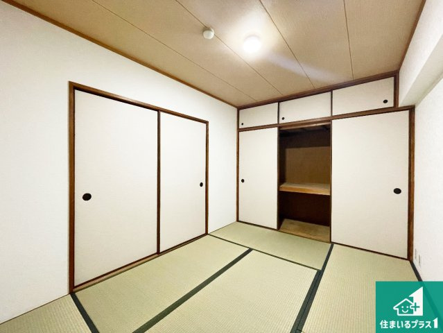 一室あると便利な和室は客間としてだけでなく、小さなお子様のプレイルームや食後のくつろぎスペースとしてもご利用いただけます。収納もついていますので大活躍間違いなし！