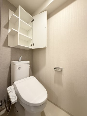 【トイレ】　トイレはシンプルなデザイン。毎日使う場所だからこそ、使い勝手を考慮しました。
