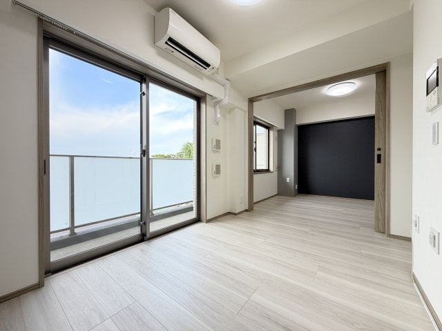 【ダイニング約5.2帖】　リビングに隣接する洋室の建具は引込み戸を採用。用途に合わせて空間をフレキシブルに活用できます。