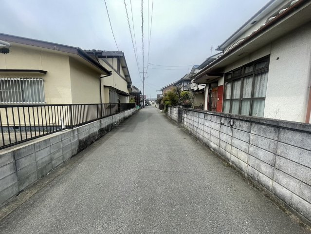 南側は幅員約4.3mの公道に面し、前面道路が広いため車の出入りもスムーズで、駐車計画も立てやすい立地です。落ち着いた住宅街にありながら、利便性と快適さを兼ね備えた魅力のある物件です。　