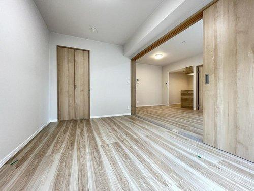 LD横の洋室は、扉を開けて解放感ある空間に。