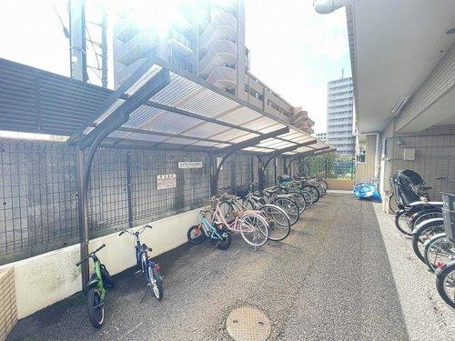 屋根付きの駐輪場で、サビや汚れの心配も不要。