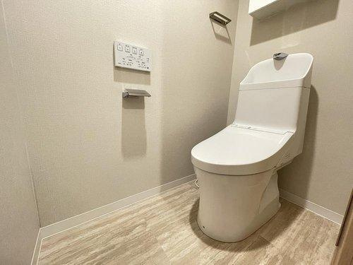 温水洗浄便座付きの清潔感あるトイレは、落ち着いた空間に。