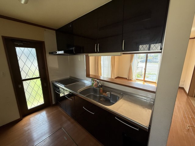 リビングなどで過ごす小さな子どもを見守りながら料理をしたり、キッチンにいても、ダイニングやリビングにいる家族などとの会話を楽しんだりできることもメリットです。