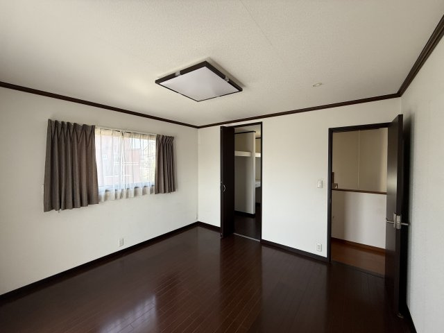 南に面した洋室は陽光ふりそそぐ明るい室内、2面採光で明るい印象の空間で開放感があります。