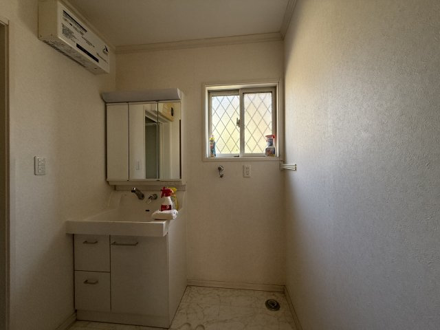 ゆとりのある洗髪洗面化粧台なので広く使え、毎日の作業もグンと楽になります。ゆとりの収納力でサニタリールームをすっきりと演出します。