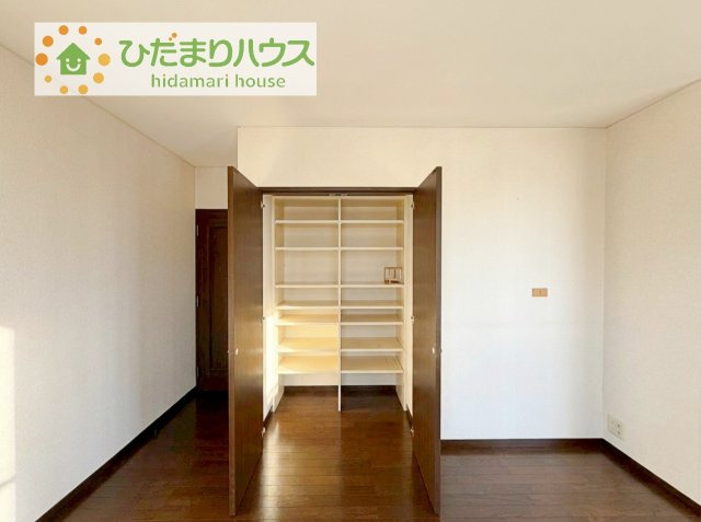 嬉しいリビング収納も大容量です。生活用品や掃除用具も全部収納できそうです。