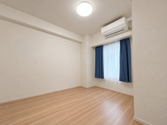 【サービスルーム】　お子様の勉強部屋、書斎など使い方を想像しながらぜひご覧ください。