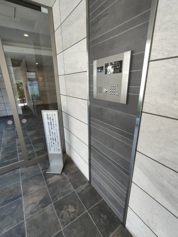 【オートロック】　マンション住人以外の侵入を防ぐためのオートロックを設置しております。お子様がいらっしゃるご家庭にも安心の設備です。