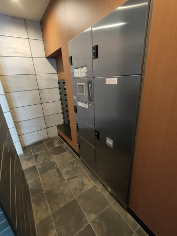 【宅配ボックス】　不在の時間が多くても、いつでも荷物の受け取りが可能です。
