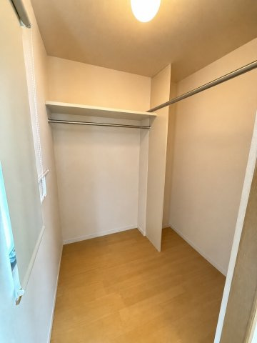 衣類をたっぷり収納できるウォークインクローゼットを備えており、季節ごとの衣替えもしやすい空間です。ハンガーパイプが設置されており、衣類を整理しながら収納可能です。寝室まわりをすっきり保ちやすいです。