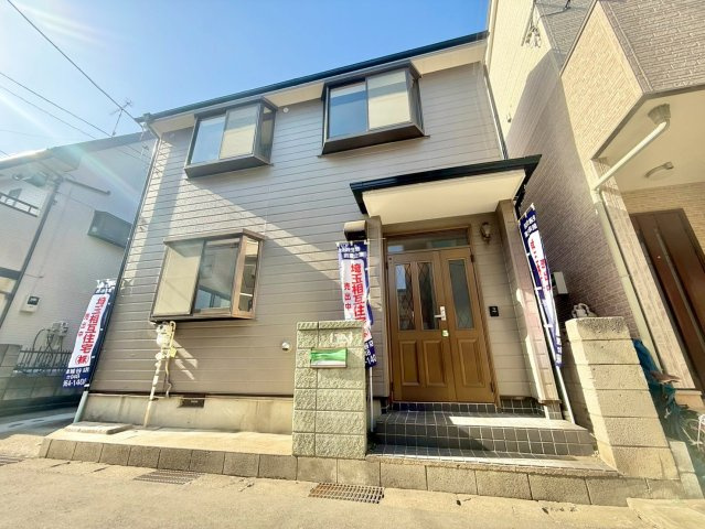 土地面積が76.00？（22.99坪）で建物面積が87.85？（26.57坪）になります。