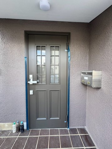 玄関ドア・内装交換済みで明るく綺麗な住まいの顔！新調された爽やかな空間がご家族やゲストを心地よく迎えます。毎日の出入りが楽しみになる、清潔感あふれる快適なエントリースペースです。