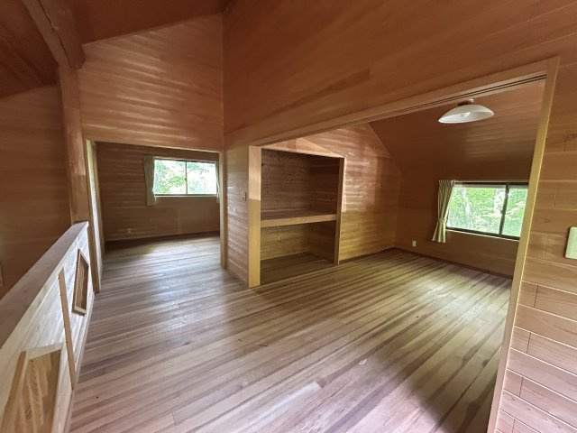 木の温もりに満ちた2階ホール。傾斜天井が隠れ家感を演出