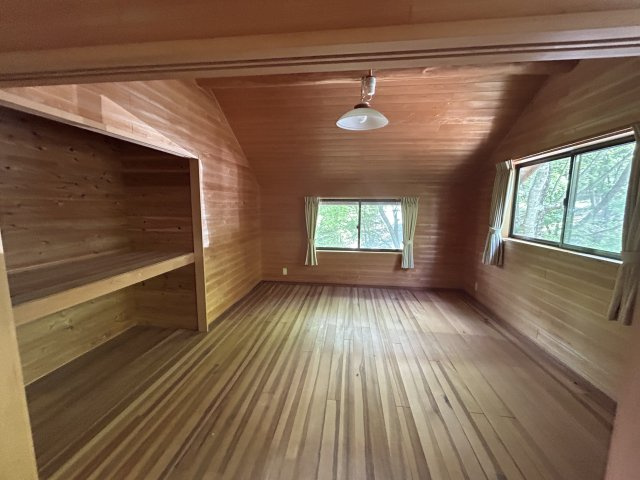 窓から自然光が差し込む洋室。寝室や趣味部屋として利用可能