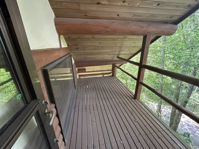屋根付きバルコニー。木々の心地よい風を感じながら過ごせます。