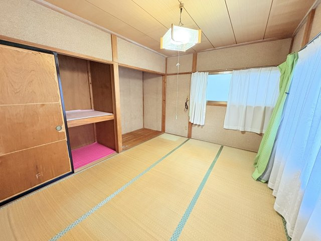 2階6帖の和室です。2面採光で明るいお部屋です。