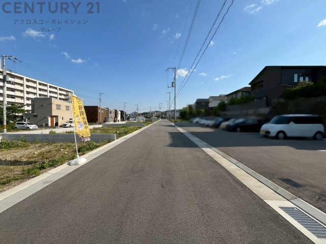 阪急オアシス、ドラッグストア、などがあり、徒歩や車で短時間で生活必需品が揃います。