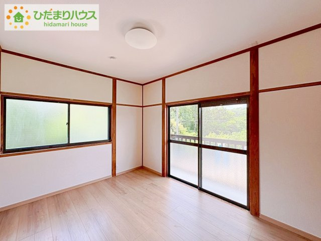 バルコニーに面していて、たっぷり光りの入る明るい主寝室です！