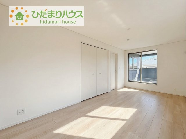 広めの主寝室は、ベッドの他にもパソコンデスクやドレッサーなども置けちゃいます(*^-^*)