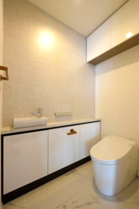 収納一体型で、すっきり美しいトイレスペース