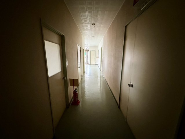 各診察室や待合スペースをつなぐゆとりある廊下は、クリニックとして利用されていた建物ならではの設計が特徴です。直線的で分かりやすい動線となっており、来客やスタッフの移動もスムーズです。