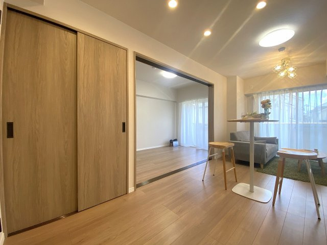 別角度からのリビング。明るく風通しの良い空間で、家族との会話も弾みます。