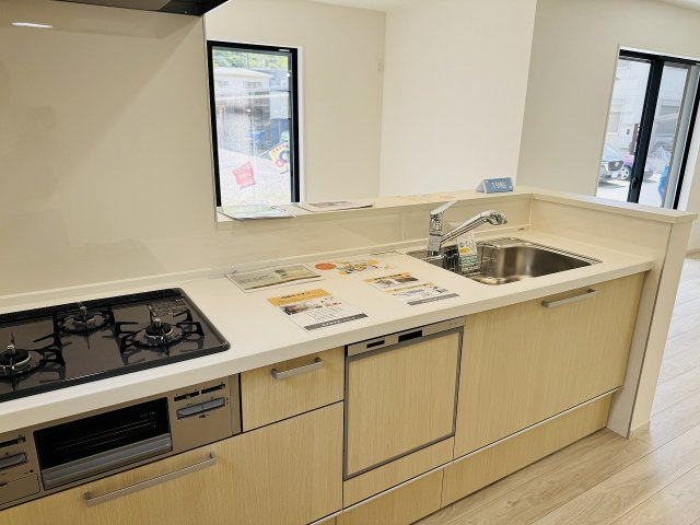 ～3口コンロと広い調理台でお料理が捗ります～
