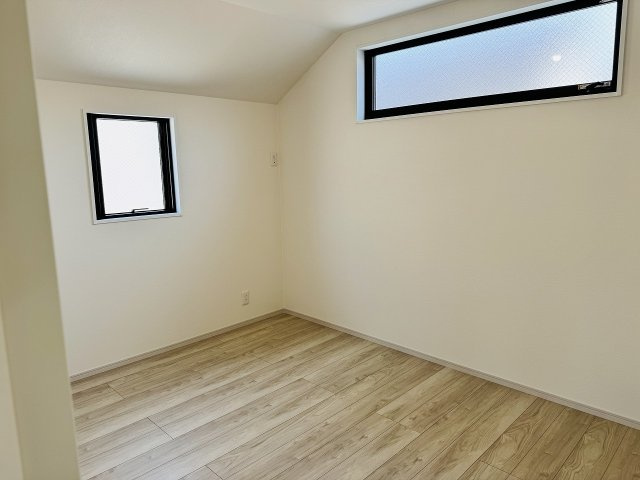～2階6.0帖の洋室　2面採光で明るく風通しの良いお部屋です～