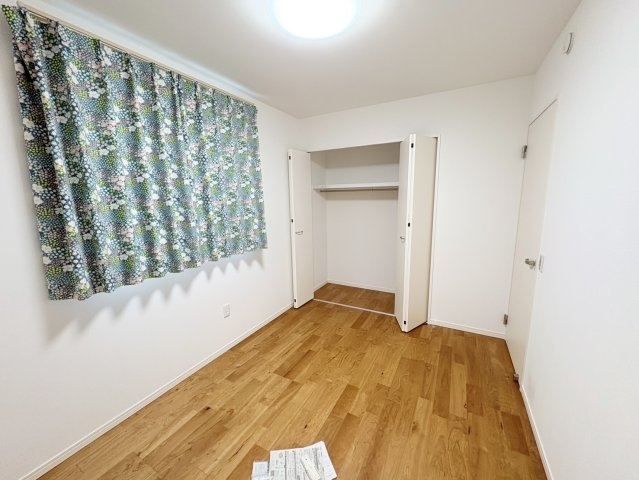シンプルで使い勝手の良い洋室。大きな窓から自然光が入り、明るく心地よい空間が広がります。クローゼット付きで収納力もあり、寝室や子ども部屋、書斎など多用途に活用できる一室です。