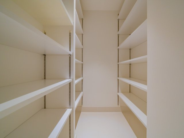 シューズインクローゼット付きにつき、家族の靴も整理しやすい玄関空間です。