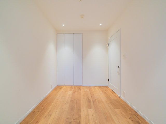 主寝室や在宅ワーク部屋など、ライフスタイルに合わせて使いやすい洋室です