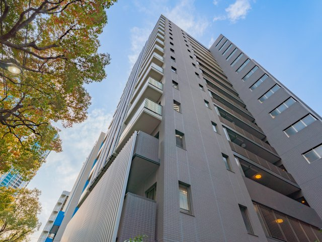 2012年築・総戸数233戸のレジデンス。落ち着いた街並みに調和する外観デザインです