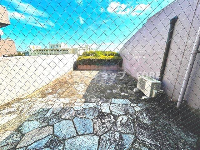 マンション中庭は、建物や壁に囲まれた外部空間で、採光・通風の確保、防犯性の向上といったメリットもございます。