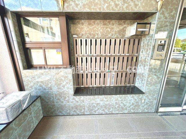 エントランス付近に設置されている郵便受けになります。