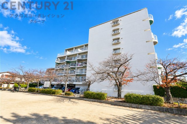 マンション向かいには公園があり子育て世代にもお勧めの物件です。