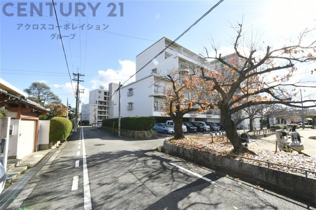 阪急武庫之荘駅までバス通り沿いに徒歩7分、ご飯屋さんやスーパー、コンビニもある住環境でお勧めとなります。