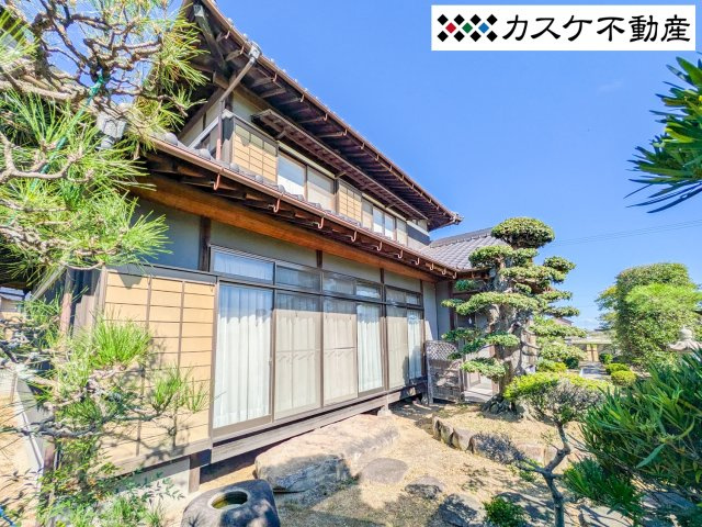 手入れの行き届いた庭園が、重厚な日本家屋の美しさを一層引き立てます。朝の澄んだ空気の中で庭を散策、夜にはライトアップして幻想的な風景を楽しんだりと、土地の広さを活かした贅沢な日常がここから始まります