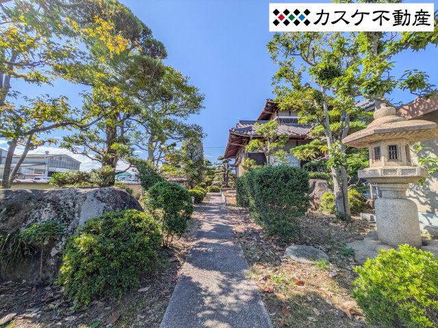 広々とした南庭は、お子様の遊び場や本格的な家庭菜園、BBQスペースとしても活用可能。150坪のゆとりがあるからこそ、隣家との距離も保たれ、プライバシーを守りながら屋外での趣味を存分に楽しめるのが魅力