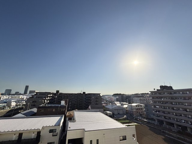 6階部分につき、目の前を遮る建物がなく開放感あふれるパノラマビューが広がります。天気の良い日は遠くまで見渡せ、心地よい風が吹き抜けます。夜には美しい街の灯りを楽しめる、このお部屋だけの特等席です。